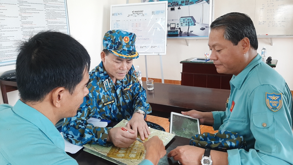 Hạ quyết tâm thực hiện nhiệm vụ bay cứu nạn, cứu trợ đồng bào xã Phước Lộc, huyện Phước Sơn (Quảng Nam) bị lũ cô lập nhiều ngày liền.
